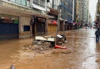 Na manhã deste domingo (19), é possível ver a Rua da Praia, no Centro de Porto Alegre, já sem inundação - Foto: Leonardo Severo/Agora RS