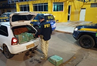 PRF encontrou a droga no porta-malas do carro após abordagem na BR-470 - Foto: PRF/Divulgação