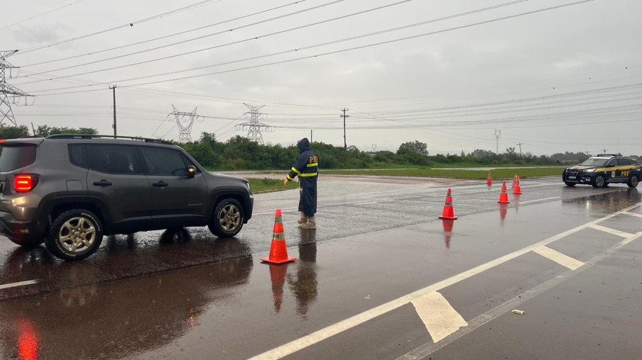 Rodovias bloqueadas devido às chuvas. Crédito: PRF / Divulgação