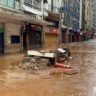 Na manhã deste domingo (19), é possível ver a Rua da Praia, no Centro de Porto Alegre, já sem inundação - Foto: Leonardo Severo/Agora RS