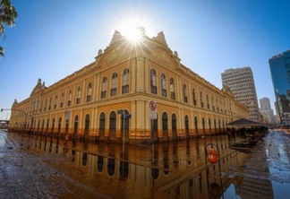 O Mercado Público Central foi um dos prédios da administração, atingidos pela enchente histórica de maio de 2024 - Foto: Alex Rocha/PMPA