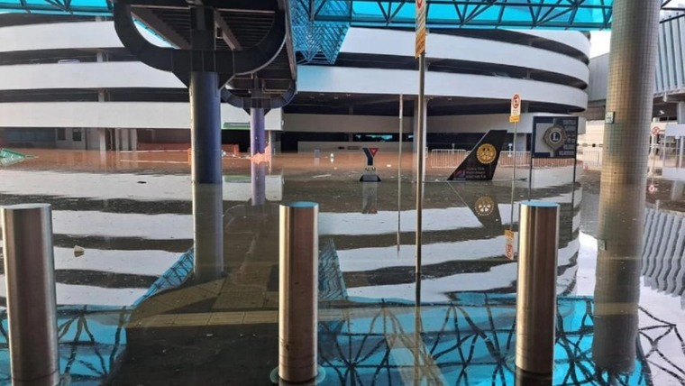 Área externa do aeroporto está alagada.Foto: Divulgação/Fraport 