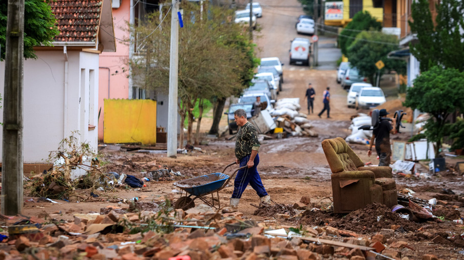 SINIMBU, RS, BRASIL, 03.05.2024 | Sinimbu, durante os trabalhos de limpeza. Foto: Gustavo Mansur/ Palácio Piratini