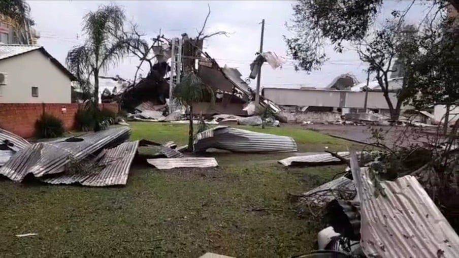 Imagem mostra dezenas de telhas de zinco retorcidas após temporal em São Luiz Gonzaga.