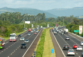 Imagem mostra trânsito na BR-290, conhecida como FreeWay. Faz a ligação entre Porto Alegre e Osório, no Litoral Norte do Rio Grande do Sul.