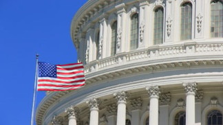 Bandeira dos Estados Unidos tremula em frente ao domo do Capitólio, em Washington D.C.