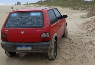 Carro estava na beira da praia de Magistério, em Balneário Pinhal - Foto: Brigada Militar/Divulgação