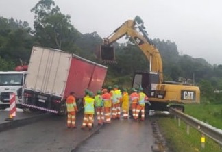 Um caminhão acidentado, somado a obras no trecho, prejudicaram o trânsito desde o início da manhã - Foto: PRF/Divulgação
