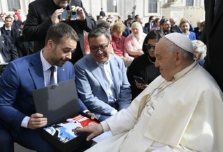 No Vaticano, Eduardo Leite convida Papa Francisco para vir ao RS em 2026