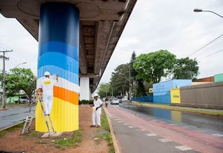 Pintores começam a dar cor aos pilares seguindo as artes do artista Bruno Schilling. Foto: Eduardo Defferrari/Divulgação 