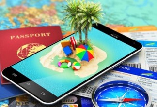 Arte mostra celular com uma praia na sua tela. Abaixo estão passaportes de um viajante.