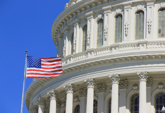 Bandeira dos Estados Unidos tremula em frente ao domo do Capitólio, em Washington D.C.