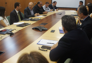 Representantes dos bancos foram recebidos pelo secretário do Desenvolvimento Econômico, Dirceu Franciscon. Foto: Divulgação/SDET