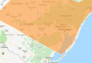 Mapa do Estado brasileiro do Rio Grande do Sul com uma camada de cor laranja, que simboliza alerta para risco de tempestades. Áreas sob risco são Noroeste, Norte, Serra, Centro, Vales, região metropolitana e Litoral Médio e Norte.