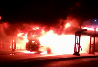 Ônibus foi totalmente destruído pelas chamas. Foto: reprodução de vídeo / Record TV RS