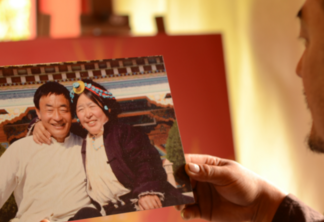 Cheio de saudade: Ogyen Shak olha fotografia de seus pais Tashi Choeyoung e Sonam Tso. Foto: Juan Cavalheiro/Divulgação