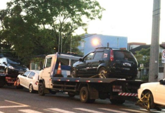 Imagem dos veículos sendo recolhidos. Foto: Divulgação/BM