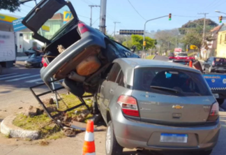 Colisão deixou um carro em cima do outro. Foto: Divulgação/EPTC 