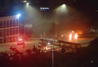 Veículos foram queimados na noite desta segunda-feira (23). Crédito: Reprodução/TV Globo