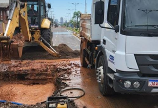 Caminhão do semae ao lado de um buraco inundado de terra durante um conserto de canalização em São Leopoldo