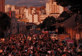 Em 2020, Bloco Arco Íris reuniu centenas de foliões na Estação Férrea - Foto: Wellington Damin/ Divulgação