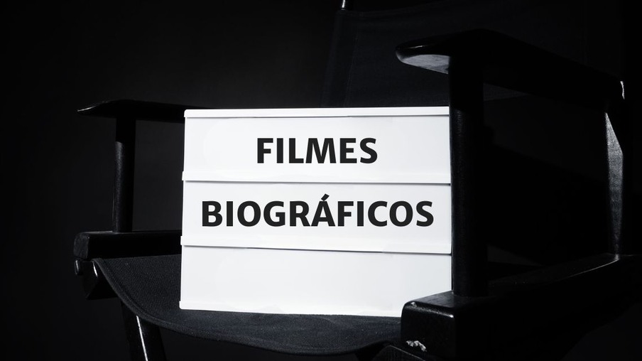 imagem de uma cadeira de diretor preta em uma sala esciula com uma luminária de caixa onde está escrito "Filmes Biográficos"