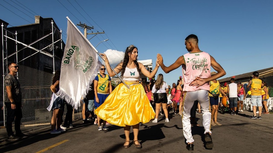 Carnaval fora de época agita a Região Sul