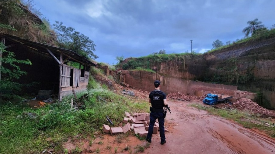 Operação aconteceu em uma pedreira clandestina em Taquara. Foto: Divulgação/Polícia Civil 