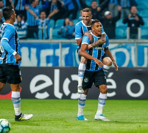 Jogadores tricolores comemoram o primeiro gol da partida. Foto: Lucas Uebel/Grêmio