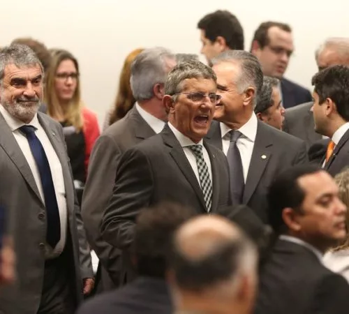 Deputados comemoram aprovação do arquivamento da denúncia. Foto: Wilson Dias/Agência Brasil