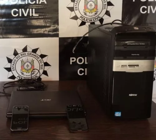 Foram apreendidos um computador de mesa, um notebook e dois celulares. Foto: Polícia Civil/Divulgação