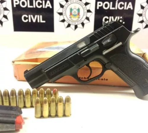 Uma arma importada foi apreendida. Foto: Polícia Civil/Divulgação.