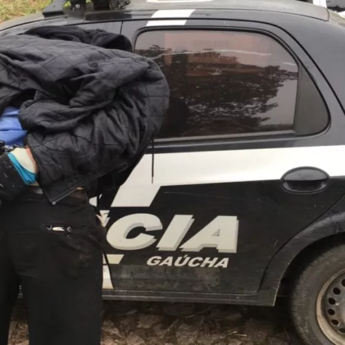 Homem assaltava passageiros usando crachá e uniforme. Foto: Polícia Civil/Divulgação