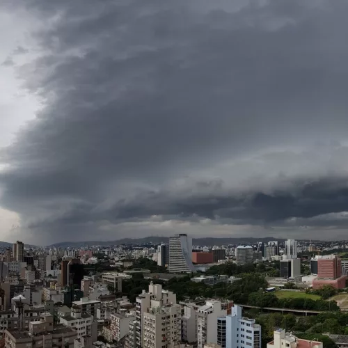 Avanço da instabilidade sobre Porto Alegre por volta das 14h. Foto: Fernando Mainar (@topfernando) / Reprodução / Twiitter