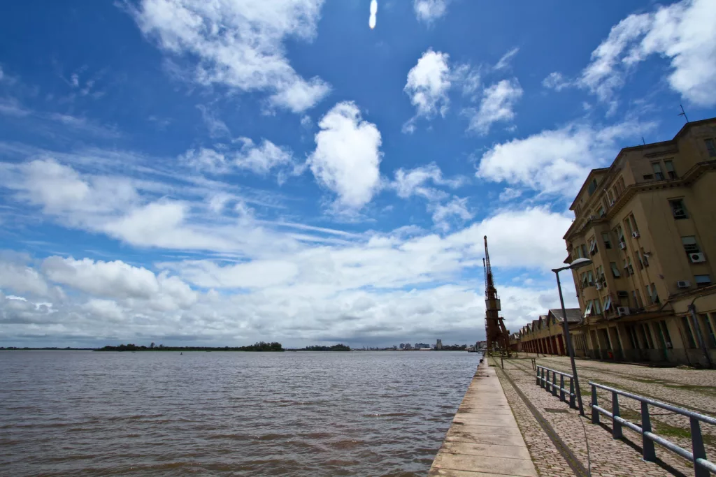 Imagem do Cais Mauá, no Centro de Porto Alegre, capital do Rio Grande do Sul. Dia de sol entre nuvens.