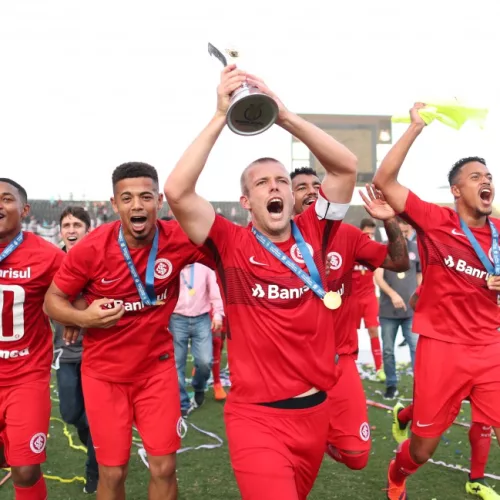 Jogadores comemoram a conquista do Brasileiro de Aspirantes (Crédito da foto: Lucas Figueiredo/CBF)