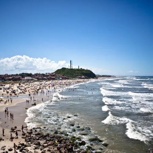 Praia da Cal, em Torres, é um dos mais de 70 pontos próprios para banho no RS. Foto Eduardo Seidl/Palácio Piratini