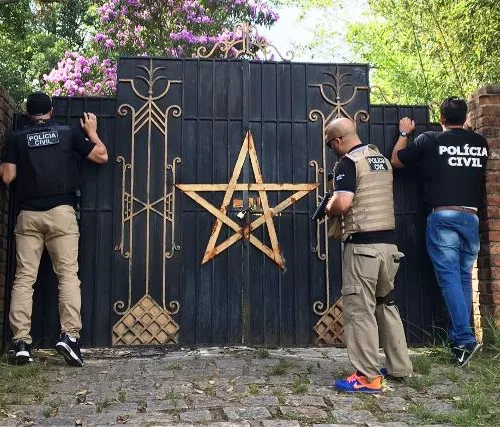 "Templo satânico" tem um pentagrama no portão e fica em Morungava, interiorde Gravataí. Foto: Polícia Civil / Divulgação