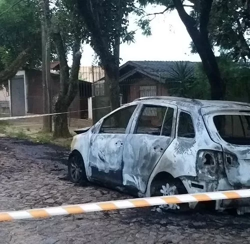 Carro incendiado foi deixado em via da zona Leste de Porto Alegre. Foto: Polícia Civil / Divulgação