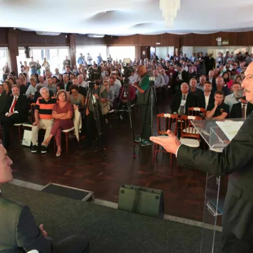 Anúncio foi durante assembleia da Famurs (Foto: Luiz Chaves/Palácio Piratini )