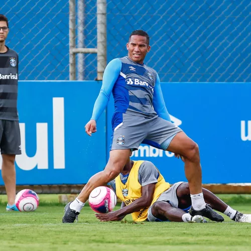 Técnico gremista deve ter Jael no comando de ataque. Foto: Lucas Uebel/Divulgação