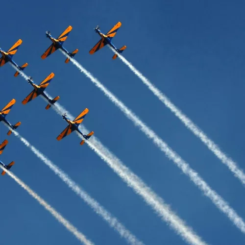 Sete pilotos com aeronaves Super Tucano apresentarão 45 manobras. Foto: Ten. Eduardo Esquadrilha da Fumaça/ Divulgação PMPA