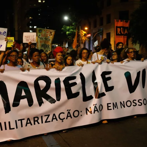 Passeata em homenagem à vereadora Marielle Franco, e seu motorista Anderson Pedro Gomes, no centro da cidade. Foto: Fernando Frazão/Agência Brasil