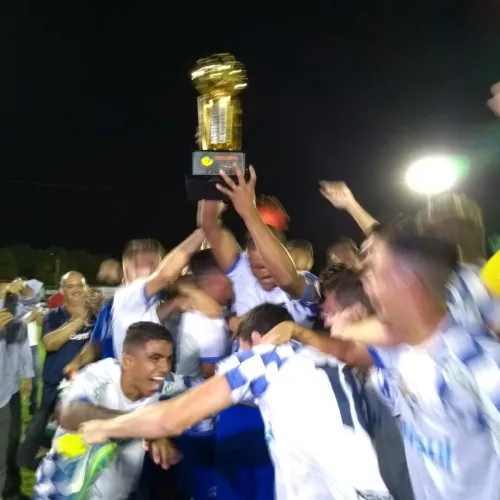 No Estádio do Vale, os jogadores do São José comemoram o título. Foto: São José/Divulgação