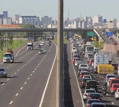 Trânsito intenso na chegada a Porto Alegre pela Freeway, no acesso para a avenida Castello Branco