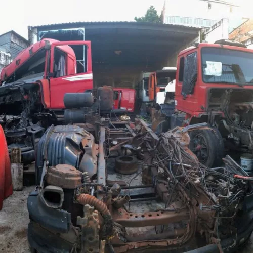 Caminhões com sinais identificadores removidos e diversas peças de automóveis foram apreendidos. Foto: Polícia Civil