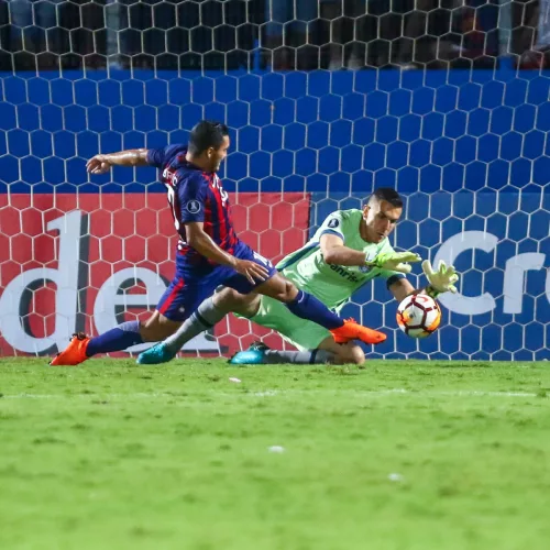  Lance da partida entre Gremio e Cerro Porteno disputada no Estadio Nueva Olla, em Assunção, no Paraguai, valida pela Libertadores 2018. Foto: Lucas Uebel/Divulgação