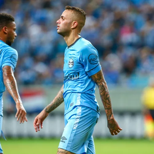 No confronto contra o Atlético Paranaense, os jogadores deixaram o  gramado extenuados. Foto: Lucas Uebel/Divulgação