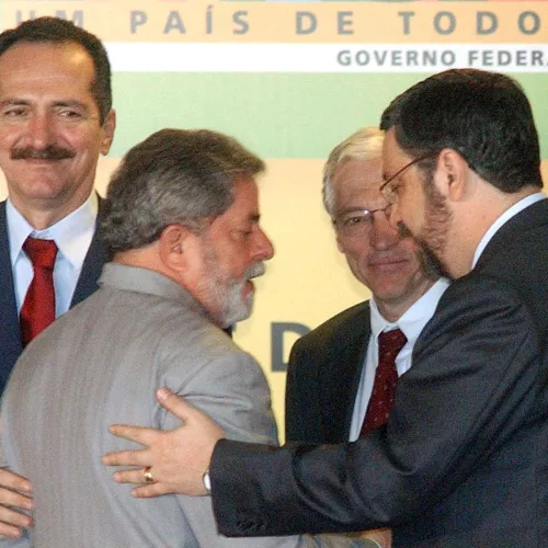 Imagem do ex-presidente Lula conversando com Antonio Palocci. Foto:Marcello Casal Jr. /ABr