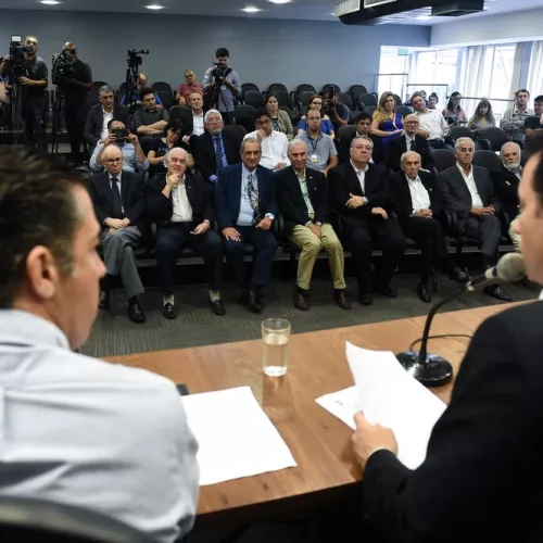 Prefeito entregou projetos ao presidente da Câmara. Foto: Leonardo Contursi/CMPA